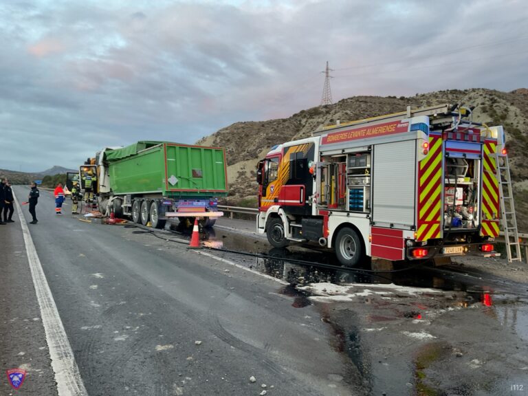 Fallece el chófer de un camión de yeso en un accidente cuando se dirigía al Puerto de Carboneras