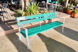 De lastre en el puerto a legado en el paseo, el banco que Carboneras teje con redes recicladas De lastre en el puerto a legado en el paseo, el banco que Carboneras teje con redes recicladas