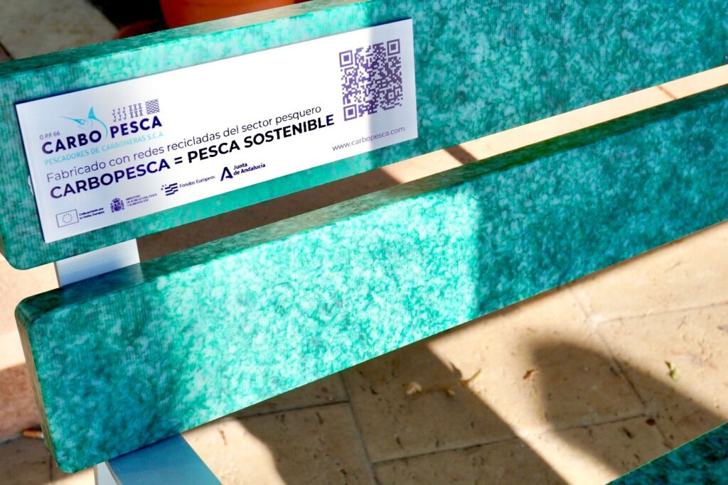 De lastre en el puerto a legado en el paseo, el banco que Carboneras teje con redes recicladas De lastre en el puerto a legado en el paseo, el banco que Carboneras teje con redes recicladas