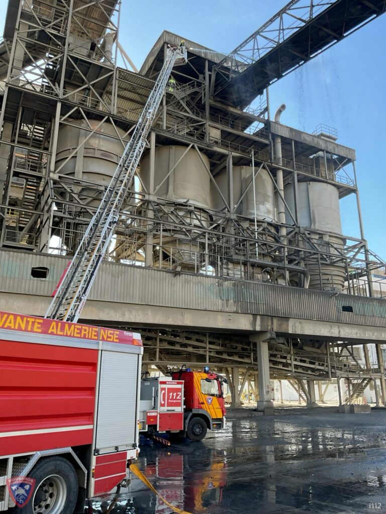 Controlado un incendio en la cementera Holcim en Carboneras