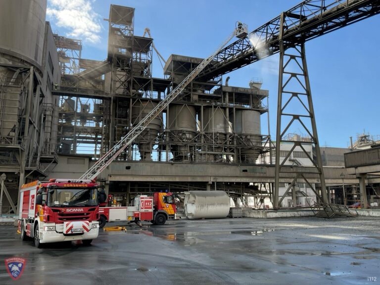 Controlado un incendio en la cementera Holcim en Carboneras