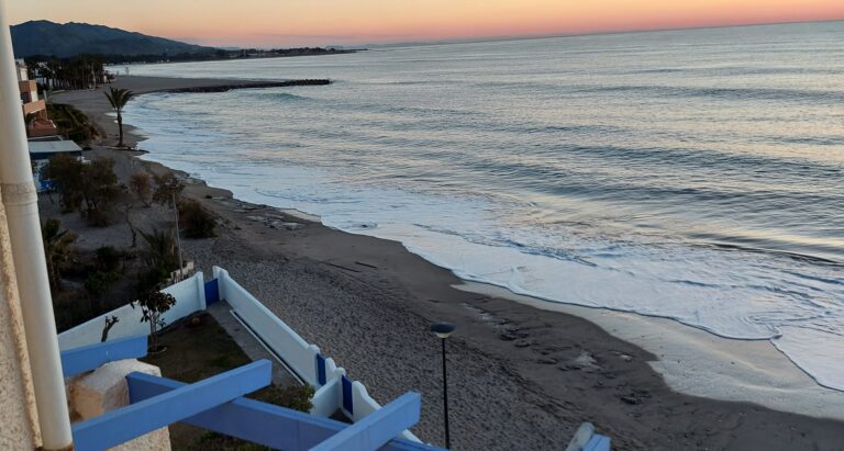 «Inundar» al Ministerio de mensajes: el llamamiento de la costa de Vera contra la erosión y el gasto «inútil» en arena
