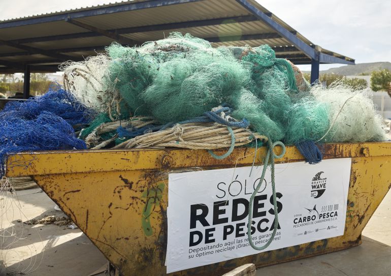 De lastre en el puerto a legado en el paseo, el banco que Carboneras teje con redes recicladas De lastre en el puerto a legado en el paseo, el banco que Carboneras teje con redes recicladas