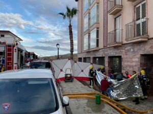 Rescatan a una mujer semi inconsciente del incendio de su vivienda en Huércal-Overa