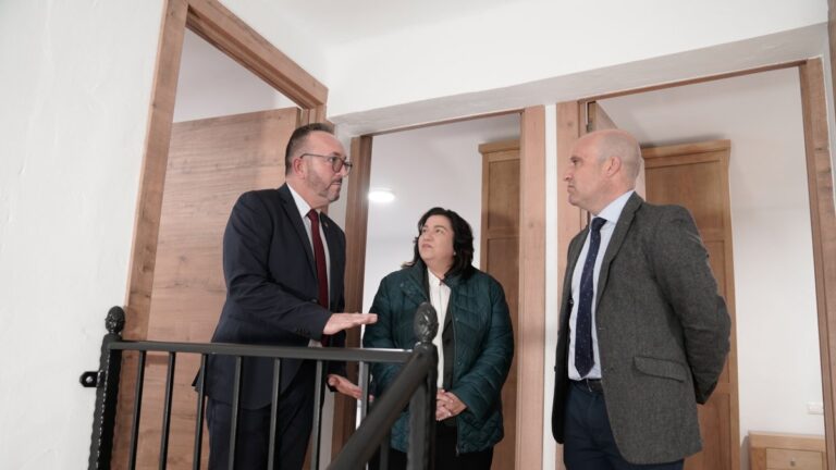Bédar destina las Casas de los Maestros “a familias trabajadoras, no al alquiler social”