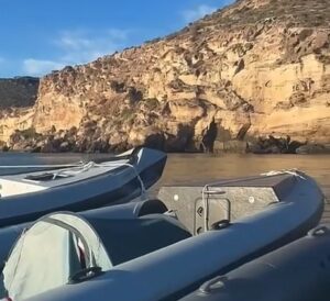 Un narco anclado frente a Terreros comparte en TikTok los fardos y garrafas de gasolina que lleva en su lancha a ritmo de reguetón