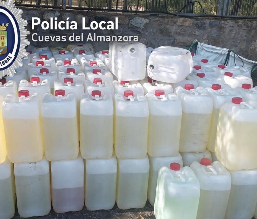 La Policía de Cuevas incauta más de 2.800 litros de combustible para narcotráfico en Villaricos