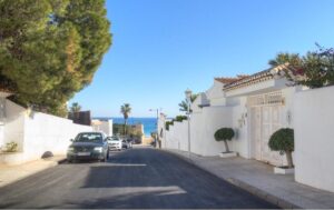 Aparece un cadáver en descomposición en una parcela de la playa de Mojácar