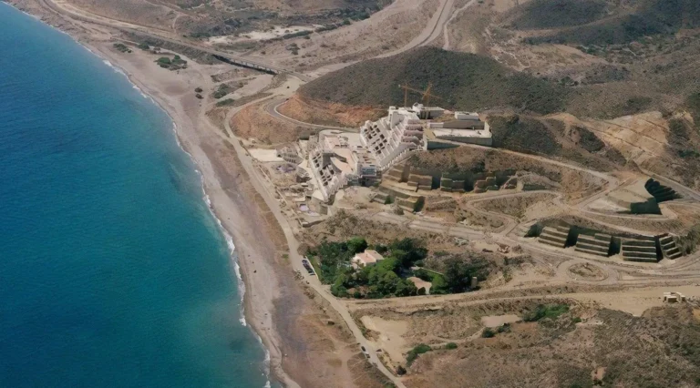 Carboneras formaliza en el BOP la protección de El Algarrobico como suelo no urbanizable