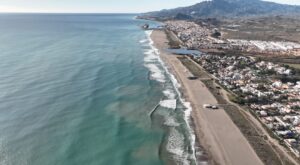 A la espera de que amaine el Levante para limpiar: un vídeo aéreo muestra la costa de Vera aún anegada