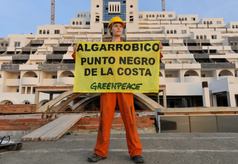 El Ayuntamiento de Carboneras culmina la protección de El Algarrobico pero no anula la licencia de construcción del hotel