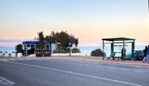 Una mujer británica fallece tras sufrir una parada cardíaca mientras esperaba el autobús en Mojácar