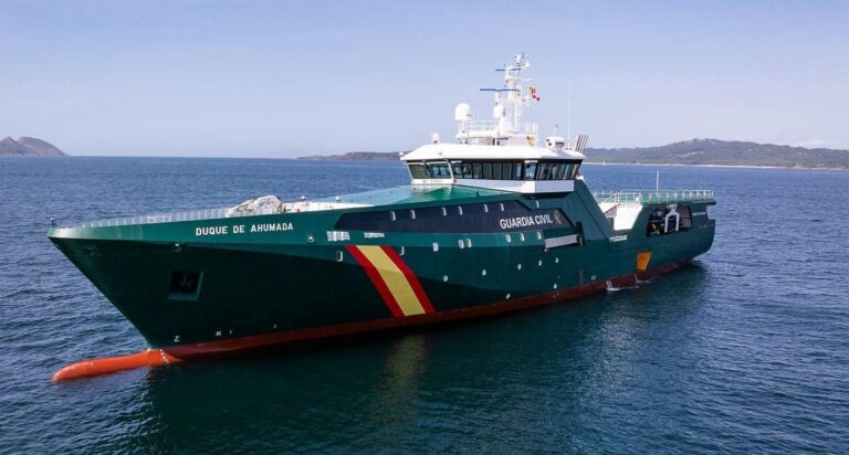 Tras una avalancha de narcolanchas, el buque insignia de la Guardia Civil interviene una en  Mojácar