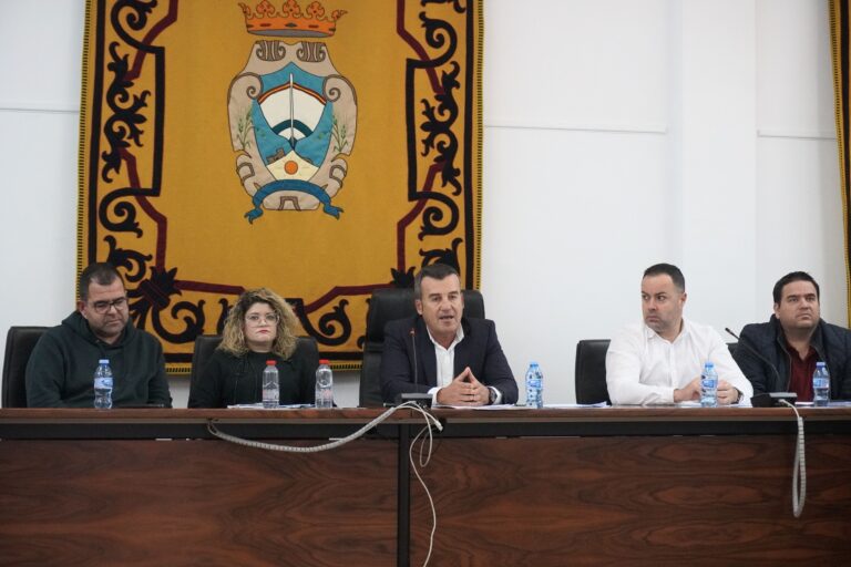 “Hay mil millones en inversiones para Carboneras pendientes de una decisión del Pleno”