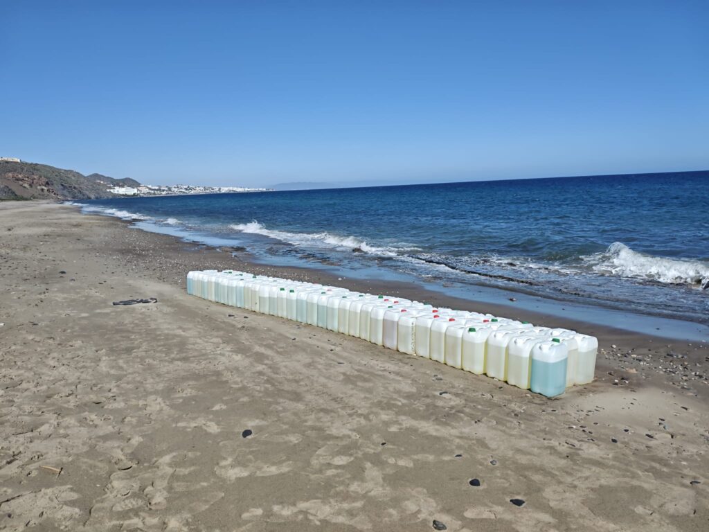 Interceptadas cien garrafas para narcolanchas en Mojácar, sin detenidos hasta el momento