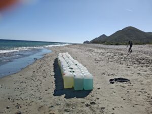 Interceptadas cien garrafas para narcolanchas en Mojácar, sin detenidos hasta el momento