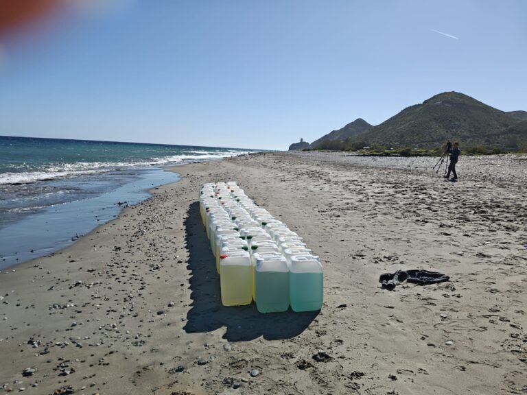 Interceptadas cien garrafas para narcolanchas en Mojácar, sin detenidos hasta el momento