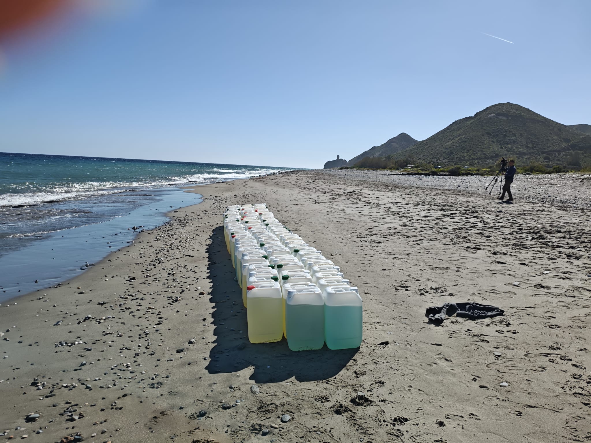 Interceptadas cien garrafas para narcolanchas en Mojácar, sin detenidos hasta el momento