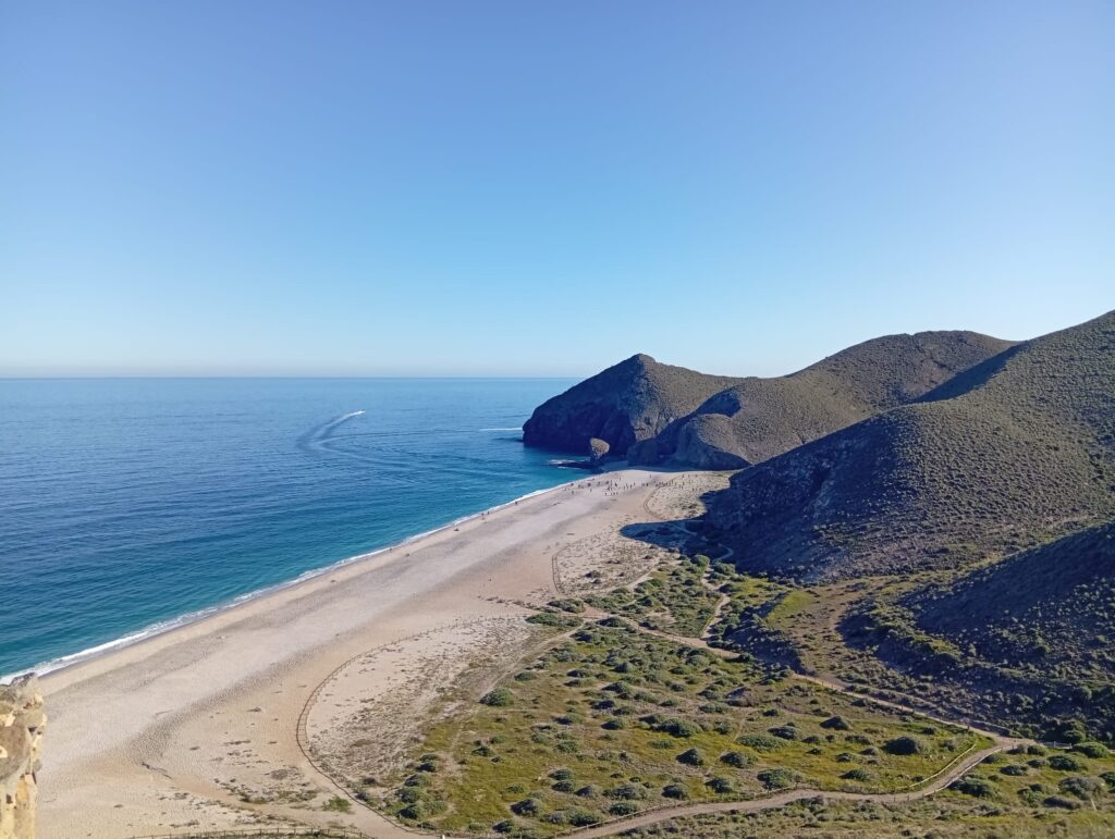 Casi un centenar de inmigrantes en dos pateras, pero solo 29 atendidos: muchos huyeron en Carboneras