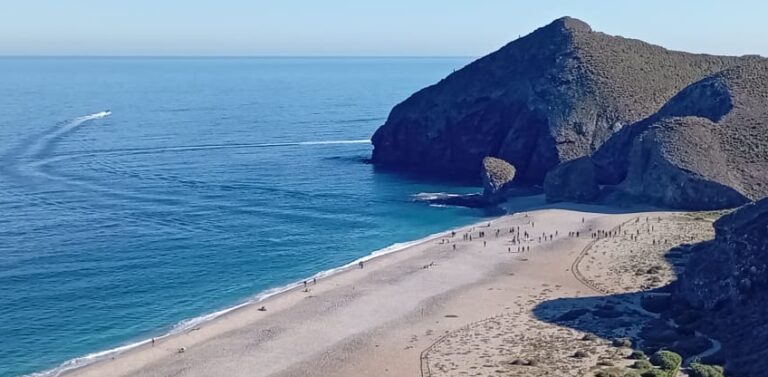 Casi un centenar de inmigrantes en dos pateras, pero solo 29 atendidos: muchos huyeron en Carboneras