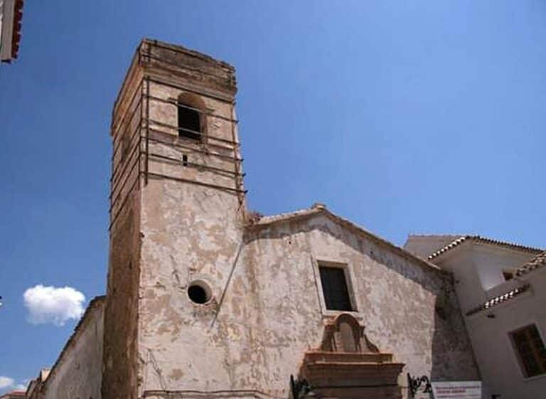 Décadas de abandono condenan la torre del convento de Cuevas del Almanzora al derribo