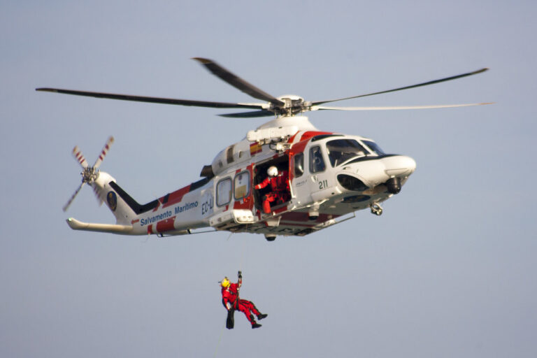 Sin rastro del hombre que ayer saltó al agua al hundirse su barco frente a Carboneras