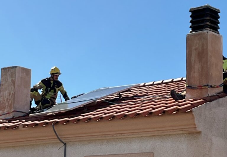 El viento azota el Levante: caídas de árboles, placas solares y toldos en cinco municipios
