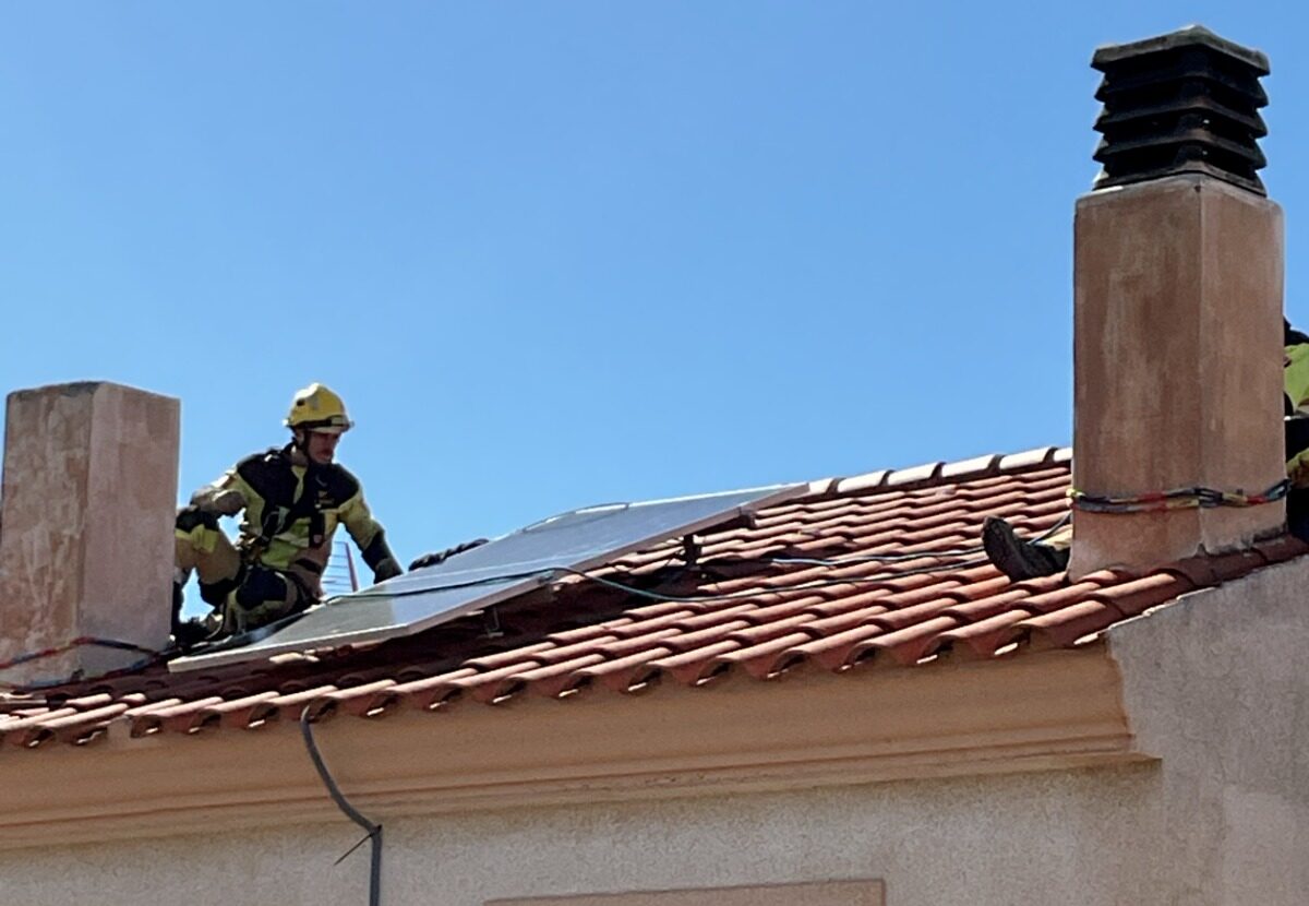 El viento azota el Levante: caídas de árboles, placas solares y toldos en cinco municipios