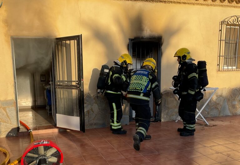 Antas: investigan la muerte de una mujer fuera de su casa incendiada de cuyo interior rescatan al marido