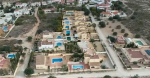 Cuevas dotará a La Algarrobina de servicios esenciales que no aportaron los promotores hace 40 años