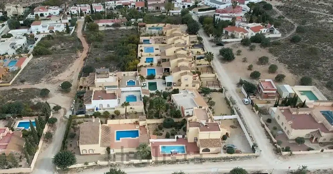 Cuevas dotará a La Algarrobina de servicios esenciales que no aportaron los promotores hace 40 años