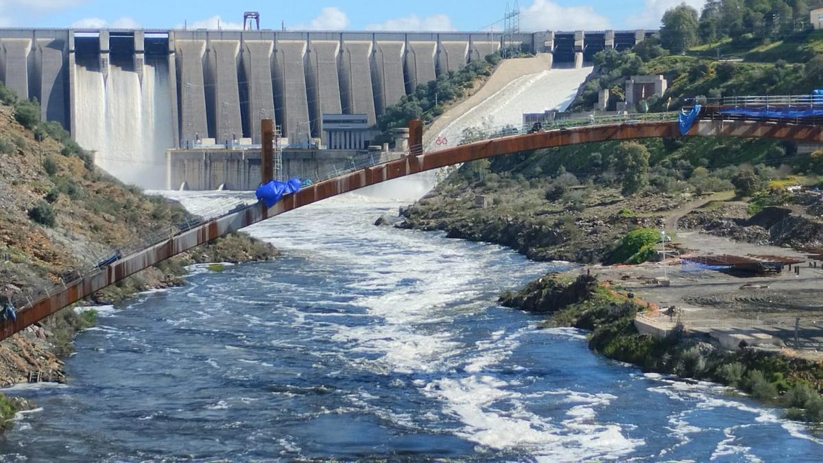 El alcalde de Antas pide al Gobierno agua de un Tajo desbordado y un mes después le responden por peteneras