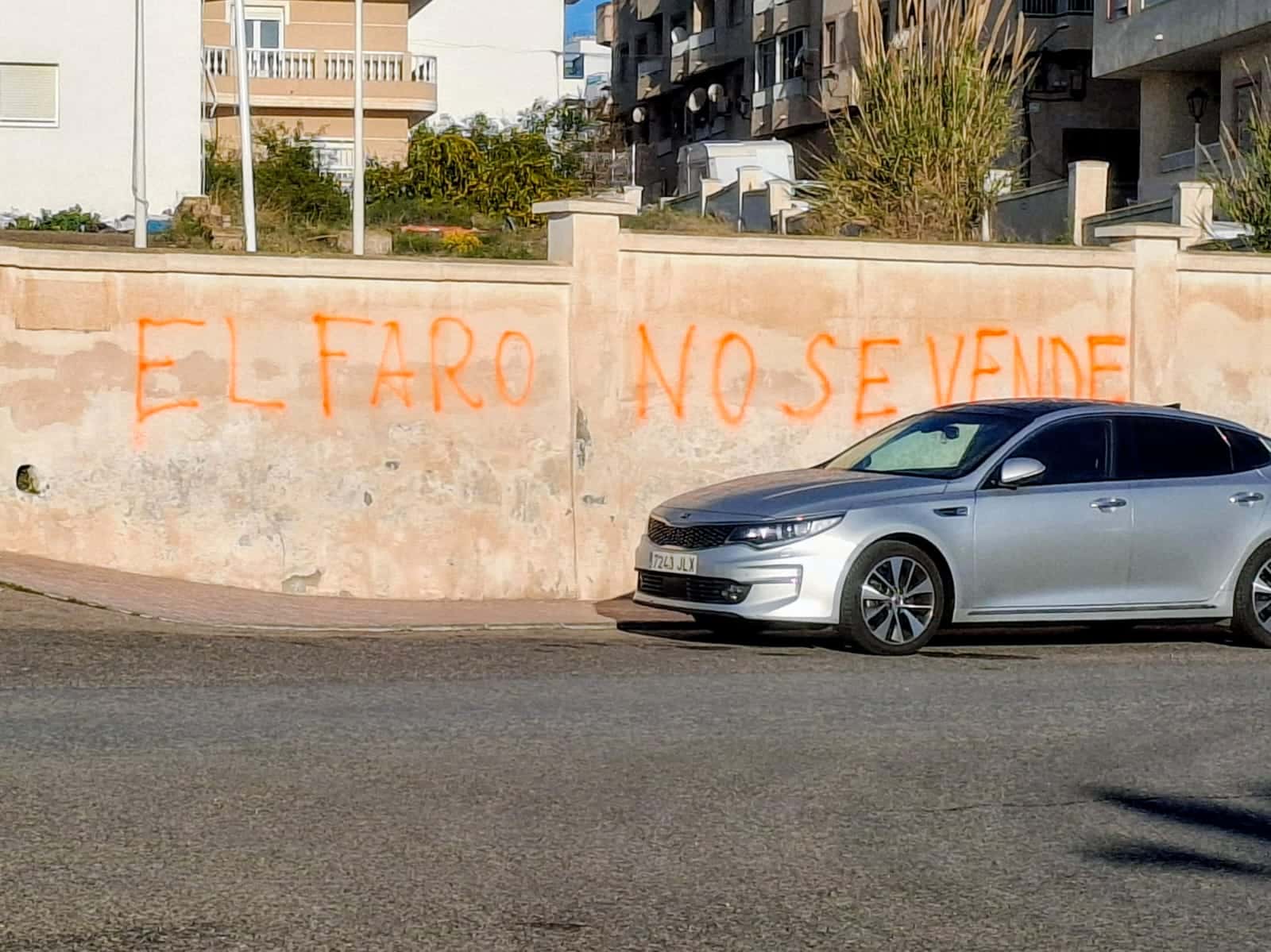 «El Faro no se vende»: una pintada en el muro del antiguo faro de Garrucha clama contra su subasta