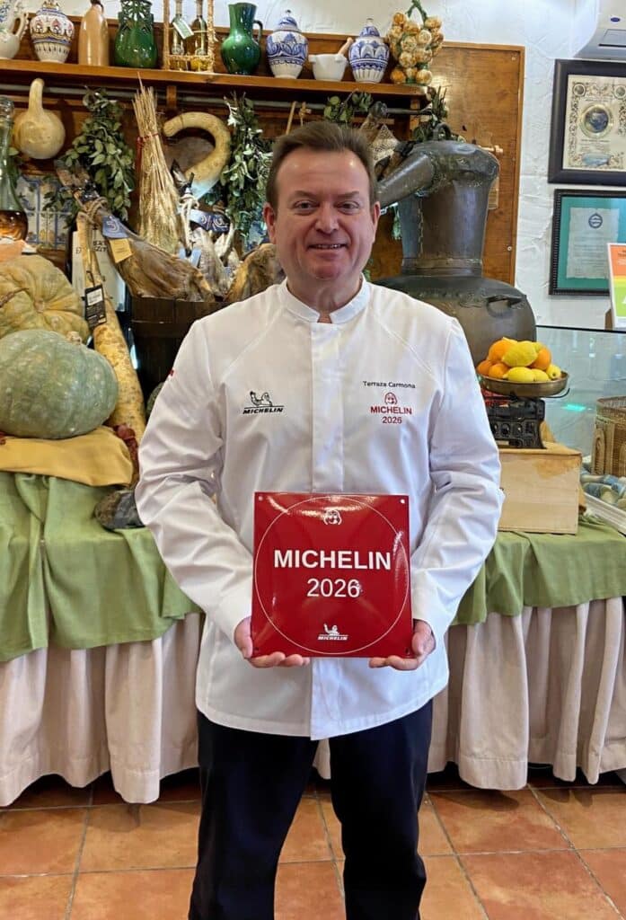 Terraza Carmona luce ya la placa y el chalequillo del Bib Gourmand 2026 en la Guía Michelín