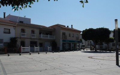 Sorprendido robando en Los Gallardos, huye por un balcón y deja sus huellas en una farola