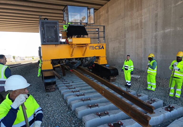 Adif inicia el montaje de las primeras vías del AVE entre Murcia y Almería