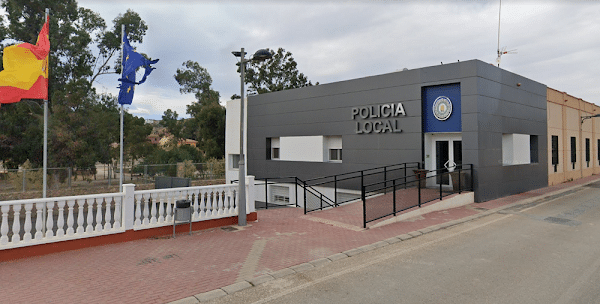 La Policía Local de Cuevas detiene a un ladrón reincidente dentro de una vivienda