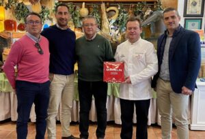 Terraza Carmona luce ya la placa y el chalequillo del Bib Gourmand 2026 en la Guía Michelín