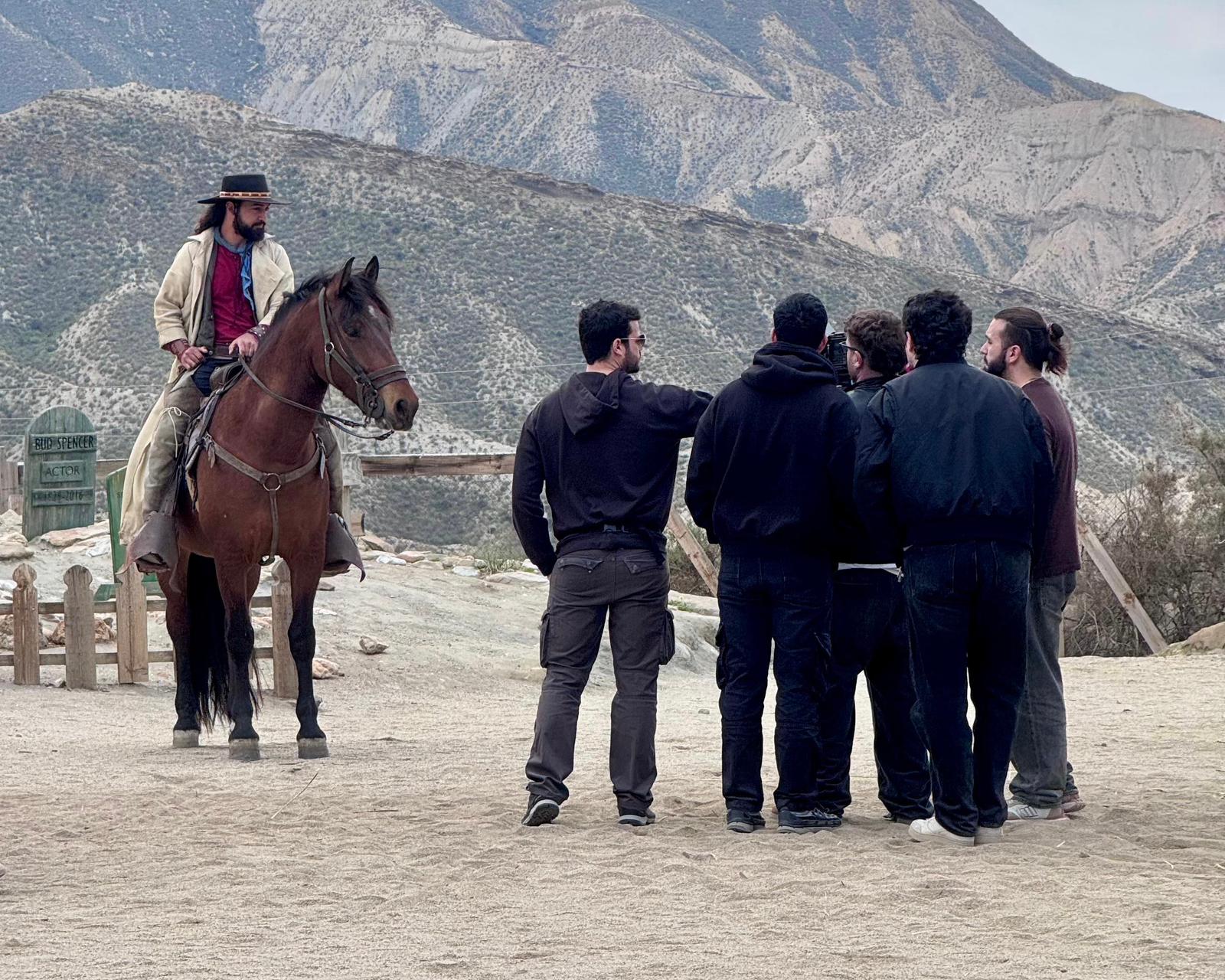 El western vuelve a cabalgar con aire del Levante: dos jóvenes de Garrucha y Mojácar producen ‘Phil Weasley’
