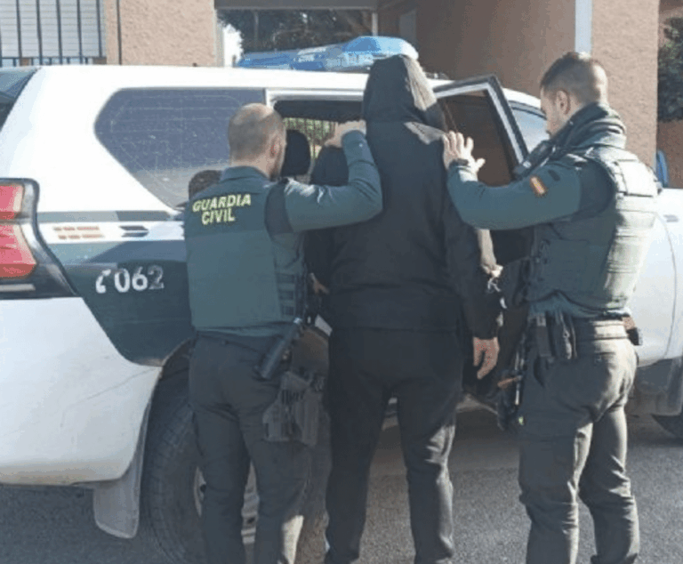 Detenido en Huércal Overa el autor de un robo a punta de pistola en un estanco y otro con fuerza en un pub