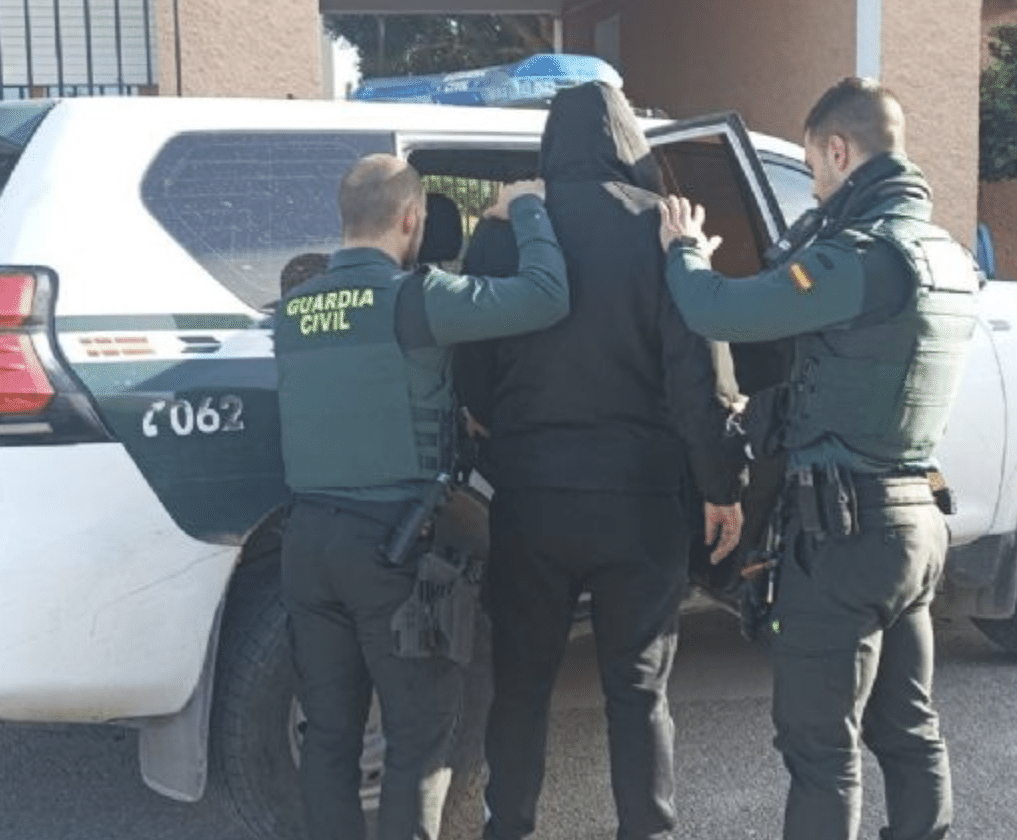 Detenido en Huércal Overa el autor de un robo a punta de pistola en un estanco y otro con fuerza en un pub