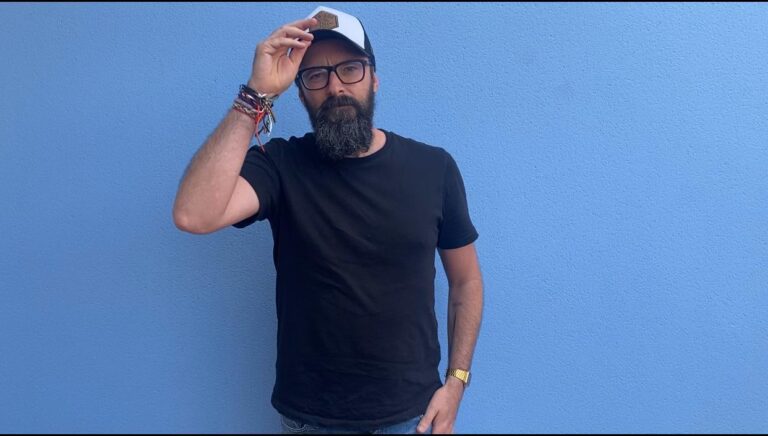 “Resulta pavoroso descubrir que muchas certezas inmutables se deshacen como un azucarillo en una taza de café”