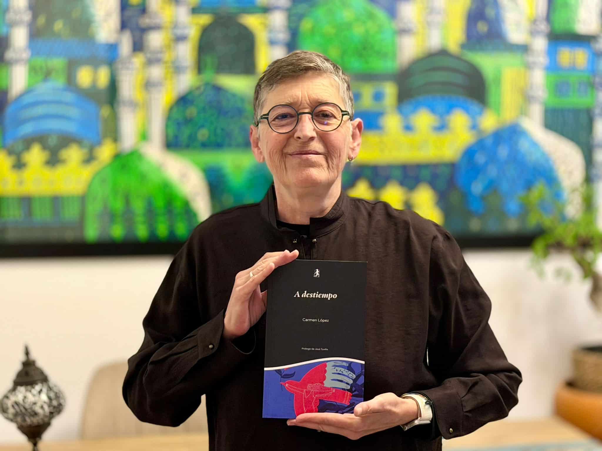 La periodista almeriense Carmen López presenta en Antas su última obra, ‘A destiempo’