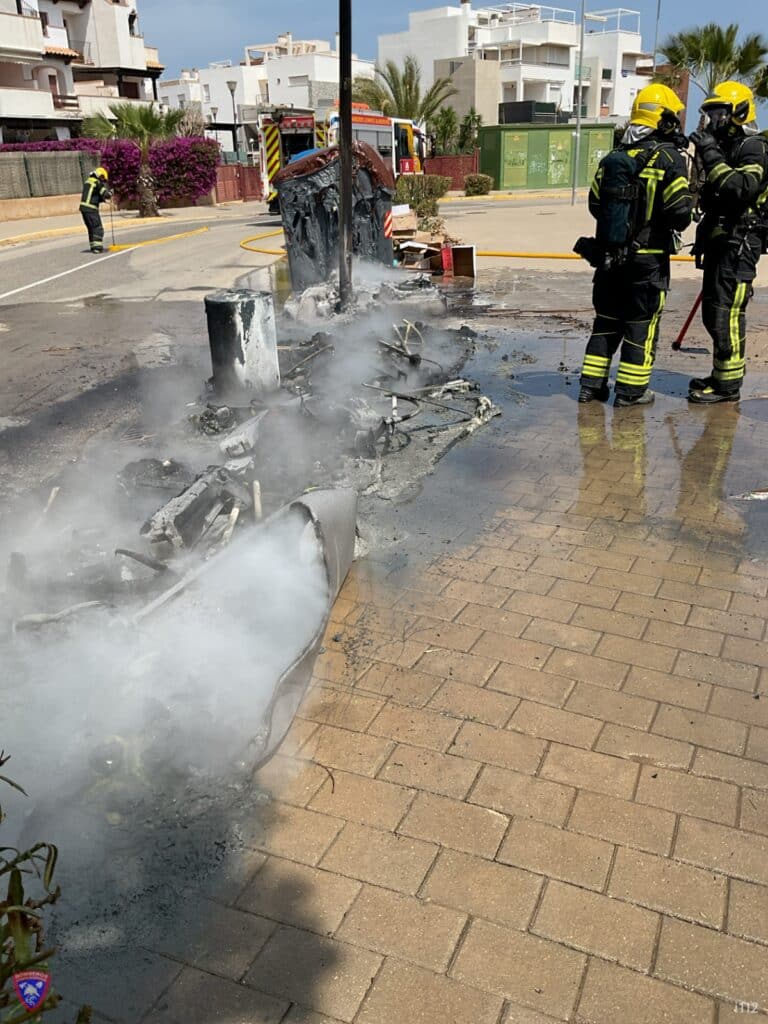 Quema de cinco contenedores en Vera Playa: Los vecinos exigen "respeto al mobiliario urbano"