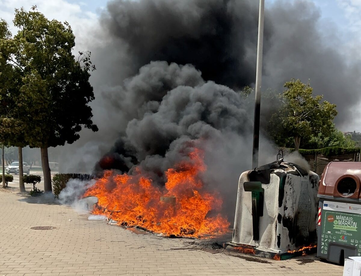 Quema de cinco contenedores en Vera Playa: Los vecinos exigen «respeto al mobiliario urbano»