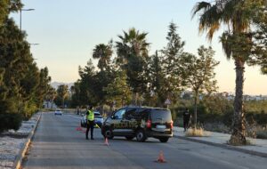 Detenido en Vera un hombre desnudo tras arrojar objetos a vehículos, lesionar a una persona y causar daños en bienes