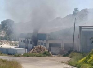 Vecinos y bomberos trabajan codo a codo en Cuevas para sofocar un incendio en una nave agrícola