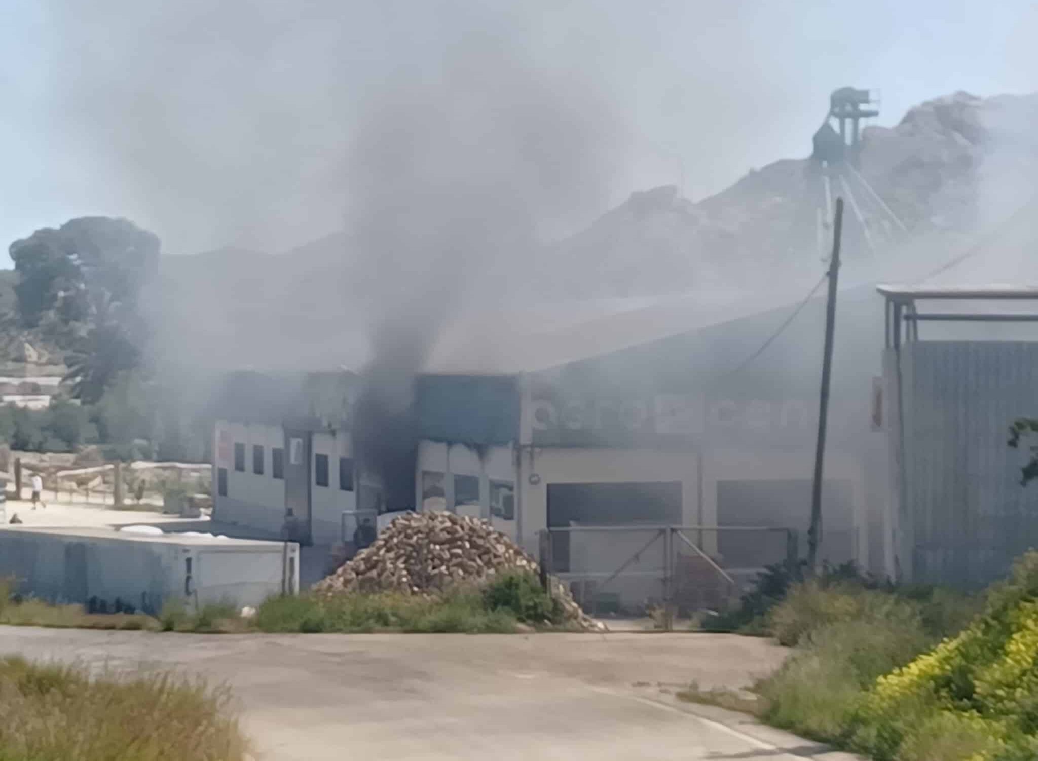 Vecinos y bomberos trabajan codo a codo en Cuevas para sofocar un incendio en una nave agrícola