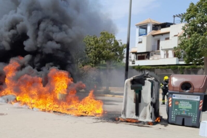Quema de cinco contenedores en Vera Playa: Los vecinos exigen "respeto al mobiliario urbano"
