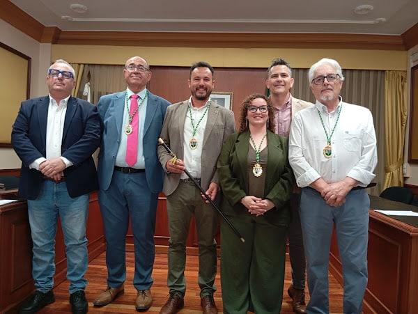 José Visiedo asume la alcaldía de Turre entre críticas a IU por su ausencia y emociones familiares